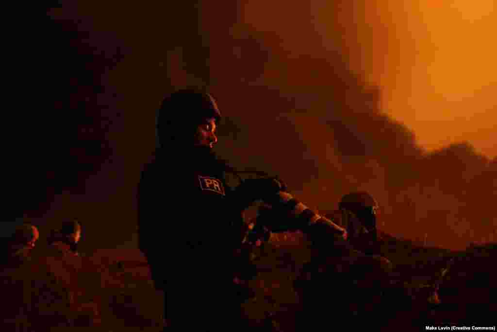 Журналист RFE/RL Марьян Кушнир снимает под Киевом в первую неделю полномасштабного вторжения России в Украину в 2022 году.В разгар войны России с Украиной Радио Свобода ведет репортажи с места событий. Сегодня РСЕ/РС - крупная международная медиа-организация, ведущая репортажи из стран, где "свободная пресса либо запрещена авторитарными правительствами, либо не полностью сформировалась".