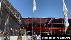 بسیاری از افغان‌ها و مقام‌های پیشین، این روز را به‌عنوان "روز سیاه" و "روز سقوط افغانستان" می‌خوانند.