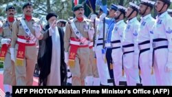 ابراهیم رئیسی رئیس جمهور ایران در حال عبور از مقابل گارد تشریف صدارت پاکستان 