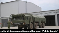 Самаходная пускавая ўстаноўка з ракетамі комплексу «Іскандэр-М» каля першага пабудаванага для іх ангара на тэрыторыі вайсковай часткі ў Асіповічах. 30 жніўня 2023