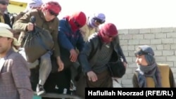 آرشیف - شماری از افغان های که از ایران اخراج شده اند در ولایت نیمروز