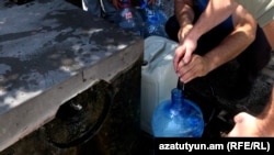Երևանի թաղամասերից մեկի բնակիչները տան համար ջուր են վերցնում, արխիվ