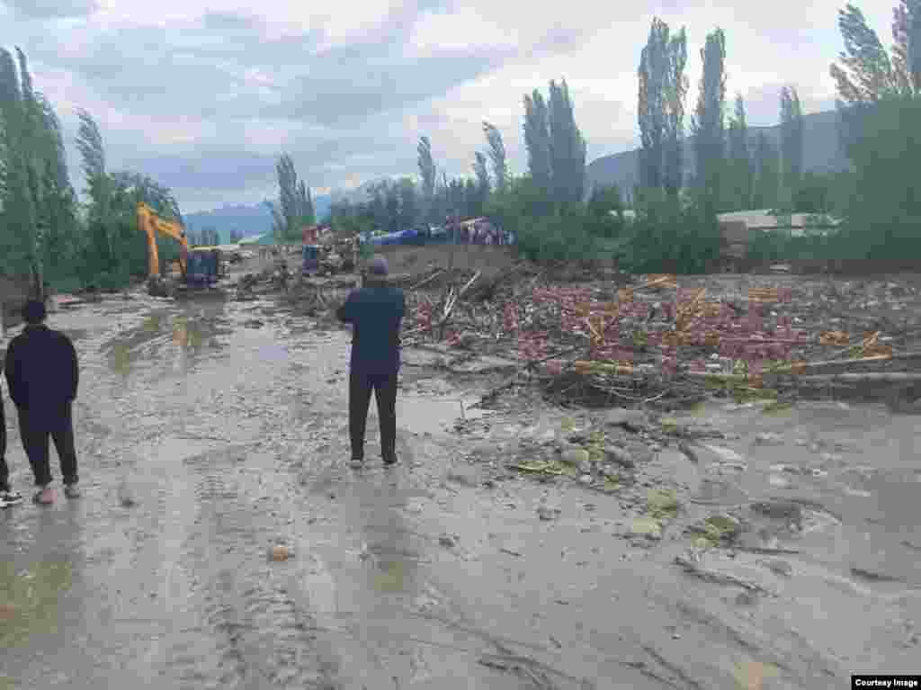 Издеп-куткаруу иштерине Ош шаарынан, Араван жаан Кара-Суу райондорунан да куткаруучулар тартылууда.