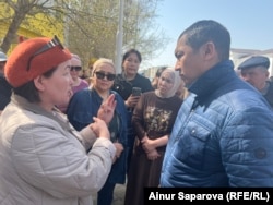 Күлсарынын жашоочулары акимият алдында чогулушка катышууда. Жылыой району, Атырау облусу. 10-апрель, 2024-жыл.