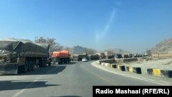 لاری های بار بری که اموال تجارتی را به افغانستان و پاکستان منتقل می کنند