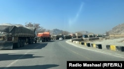 موتر ها باربری که با عبور از گذرگاه تورخم وارد افغانستان میشوند