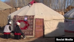 Маркумду акыркы сапарга узатуу зыйнаты. Жакындары берген сүрөт.