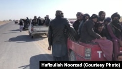شماری از افغان های که می خواهند از طریق راه های غیرقانونی ولایت نیمروز بطور قاچاقی به ایران بروند. 