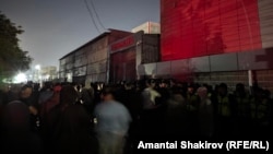 Жүздөгөн киши Бишкектеги жатакананын биринин жанына топтолгон, 18-май, 2024-жыл