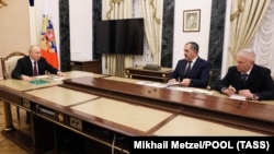 Президент РФ Володимир Путін на зустрічі з ексначальником штабу угруповання «Вагнер» Андрієм Трошевим (праворуч) і заступником міністра оборони Росії Юнус-Беком Євкуровим (посередині). Москва, 28 вересня 2023 рок