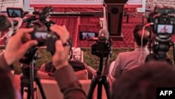 آرشیف - شماری از خبرنگاران افغان حین پوشش یک نشست خبری در کابل