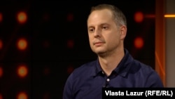 На запитання, що Ростислав Шурма думає стосовно дотичності Татарова до влади Віктора Януковича та наявність корупційної справи, де фігурував Татаров, Шурма відповів, що за такими питаннями стоїть «абсолютна пустота»