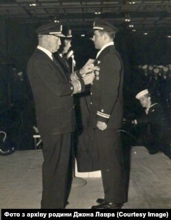 Нагородження Джона Лаври