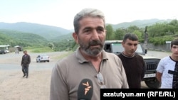 Կիրանց համայնքի ղեկավար Կամո Շահինյանը զրուցում է լրագրողների հետ, 1-ը մայիսի, 2024թ.