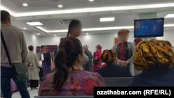 Aşgabadyň aeroportundaky zallaryň birinde garaşýan ýolagçylar. (Illýustrasiýa suraty)