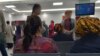 Türkmenistandaky aeroportlaryň birindäki raýatlar (Arhiw suraty)