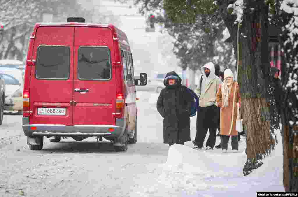 Аялдамада автобус күткөн жарандар.&nbsp;Бишкек мэриясы коомдук транспорт эртең мененки саат 5:00дөн кечки 23:00гө чейин иштеп жатканын билдирди.&nbsp;
