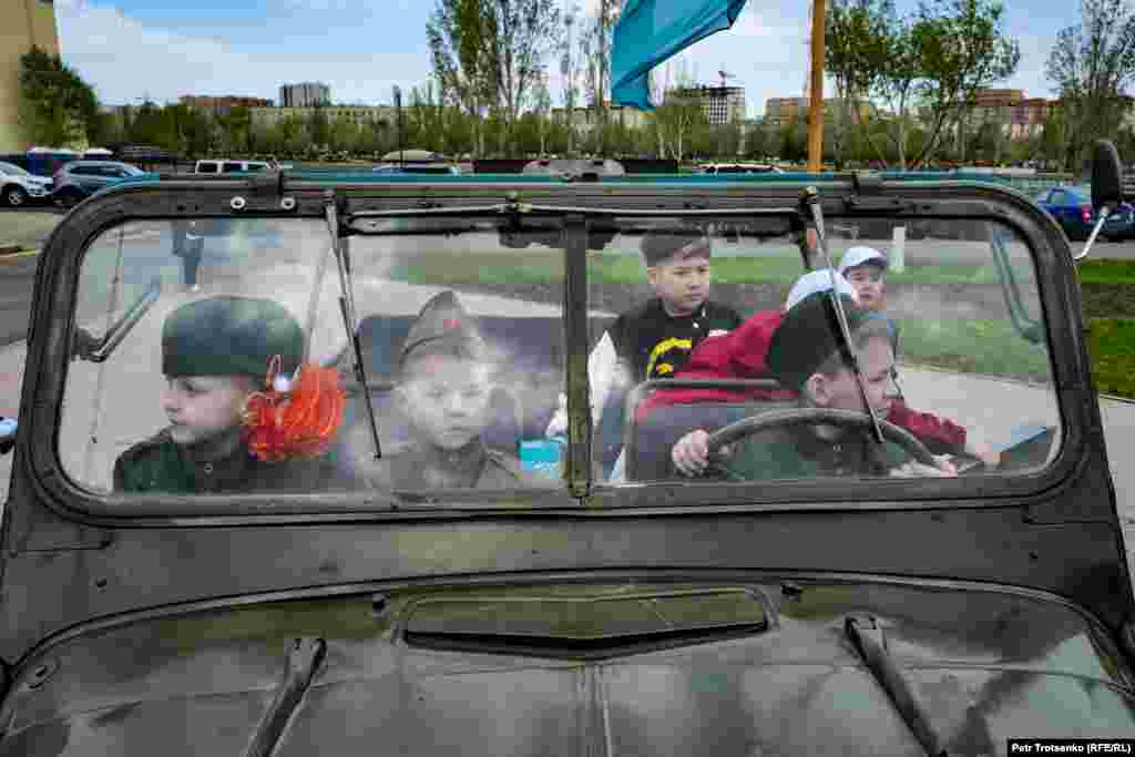 Немало были и наряженных таким образом детей. Те, по всей видимости, не возражали. В соцсетях и в казахстанском обществе в целом много споров о том, насколько этично облачать детей&nbsp;в военную форму 9 мая, особенно в свете нападения России на Украину и тенденций в российском обществе использовать этот праздник и тему победы во Второй Мировой как орудие пропаганды войны и милитаризма