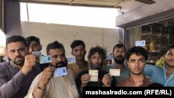 افغانها می گویند که با وجود داشتن کارت های اقامت و یا ها کارت سازمان ملل٬ بازداشت می شوند