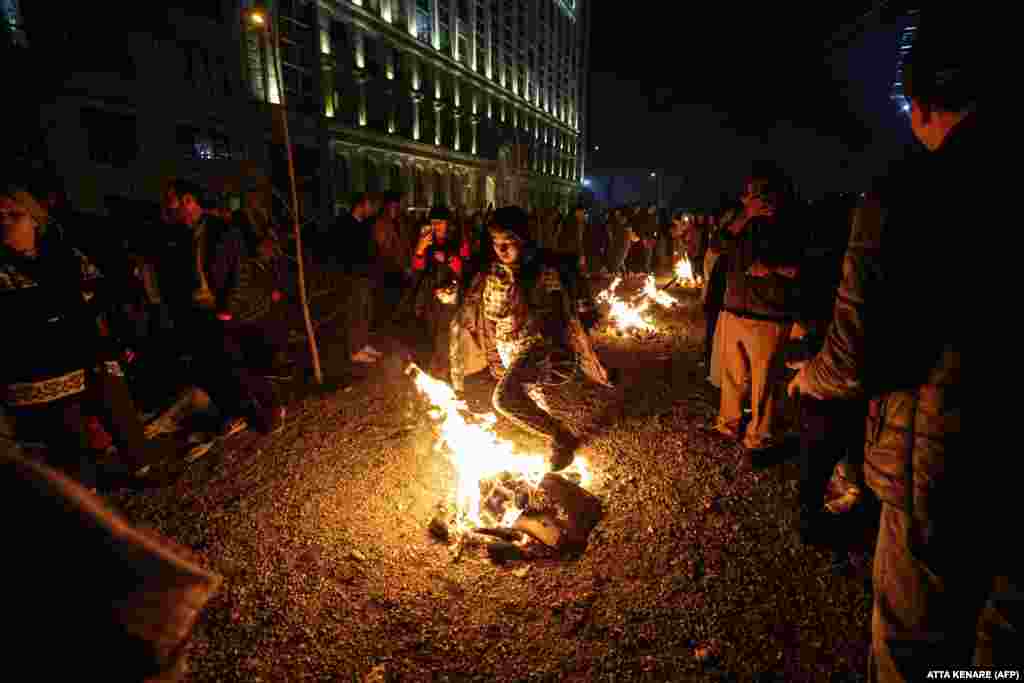 Eýranly gyz oduň üstünden bökýär. Aýal-gyzlar Aminä raýdaşlygyny bildirip, ýygy-ýygydan öz hijabyny aýyrýarlar we umumy milli protestlerde belli güýje öwrülip, Eýranyň ruhany ýolbaşçylaryna gahar-gazabyny mälim edýärler.