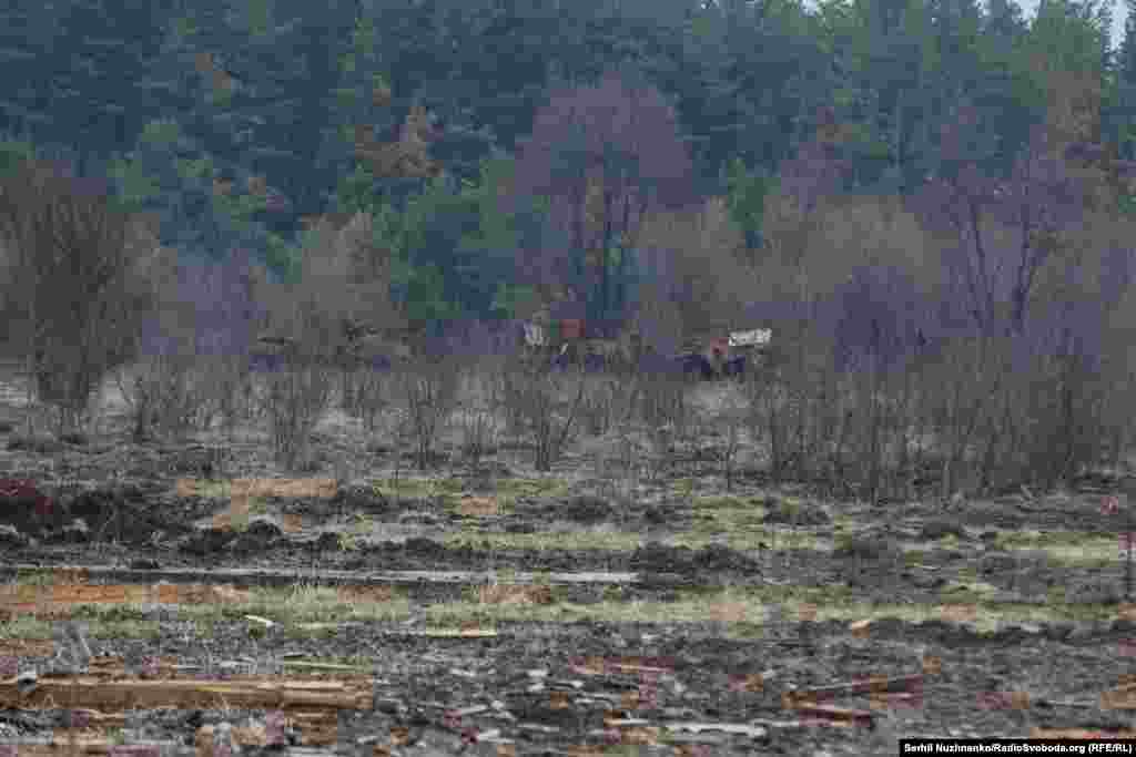 На первом изображении: разрушенная военная техника на окраине Тетеревского. На втором изображении: технику убрали, а выжженная огнём земля заросла травой