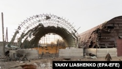 Разрушенный российским ракетным ударом ангар, ранее использовавшийся как зернохранилище, Харьковская область Украины, 26 февраля 2024 года