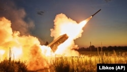 Бійці батальйону ЗСУ «Вовки Да Вінчі» ведуть вогонь по позиціях армії РФ із трофейної російської термобаричною ракетної установки ТОС-1А «Солнцепьок». Поблизу Кремінної на Луганщині, 7 липня 2023 року 