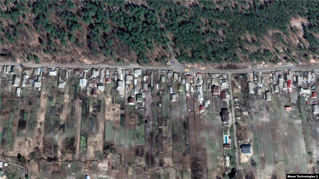 Киевдин түндүгүндө жайгашкан Мощун кыштагы согуштун алгачкы апталарында негизги майданга айланган. Айылдагы 2800 үйдүн 2000и талкаланганы же олуттуу зыянга учураганы кабарланган. Спутник сүрөттөр: 2019-жылы жана 2022-жылдын мартында тартылган.&nbsp;