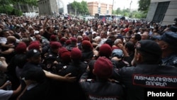 Լարված իրավիճակ «Տավուշը հանուն հայրենիքի» շարժման անդամների և ոստիկանների միջև՝ ԱԳՆ շենքի դիմաց, 31-ը մայիսի, 2024թ.