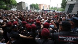 Լարված իրավիճակ՝ ԱԳՆ շենքի մոտ. կան տասնյակ բերման ենթարկվածներ 