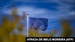  Фінустановам ЄС буде заборонено проводити будь-які операції з двома регіональними кредиторами, які розташовані поблизу кордону Китаю з Росією