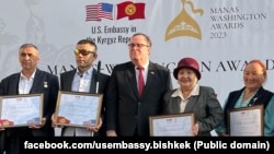 АКШнын Кыргызстандагы элчиси Лесли Вигеринин колунан “Манас-Вашингтон” сыйлыгын алган адамдардын бир тобу. 20-апрель, 2023-жыл.