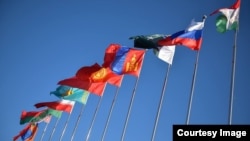 ШКУга мүчө мамлекеттердин желектери. 