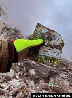 Рештки книжки Леоніда Кучми «Україна – не Росія» знайдені при розборі руїн багатоповерхівки, яку вразила російська ракета. Дніпро, січень 2023 року