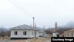 Баткендеги куралдуу кагылышта кыйраган үйлөрдүн ордуна курулган жаңы үйлөр. 25-февраль, 2023-жыл. 