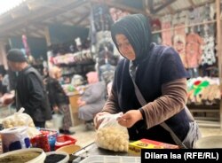 Самия Раджапова продаёт на рынке сухофрукты, чай и курт