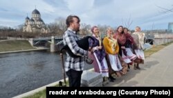 Вячка Красулін грае на дудзе