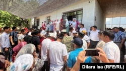 Түркстан облусунун Жибек Жолу айылындагы беш жашар кыздын сөөгүн жерге берүү үчүн чогулган жергиликтүү тургундар. 14-июль, 2023-жыл. Казакстан. 
