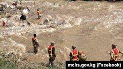 Өзгөчө кырдаалдар министрлигинин адистери сууга агып кеткендерди издөө учурунда. 15-июль, 2024-жыл. 