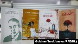 Өмүрбек Тиллебаевдин, Зайырбек Ажыматовдун, Эрнист Асек уулунун жана Элмирбек Иманалиевдин түрк тилиндеги китептери.