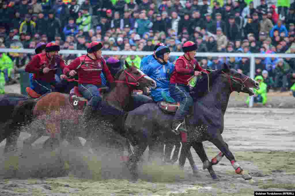 Нооруз-2024 республикалык мелдешинин тайпалык жана жарым финалдык оюндары &quot;Ак кула&quot; ат майданында, финалык беттештери курулушу жаңы башталган ат майданда өттү.