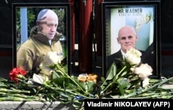 Евгений Пригожин (солдо) менен Дмитрий Уткиндин сүрөттөрү. Новосибирск. 27.8.2023. 