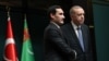 Türkmenistanyň prezidenti Serdar Berdimuhamedow özüniň türkiýeli kärdeşi Rejep Taýyp Erdogan bilen Ankarada gurnalan metbugat ýygnagynda. 26-njy oktýabr