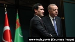 Türkmenistanyň prezidenti Serdar Berdimuhamedow özüniň türkiýeli kärdeşi Rejep Taýyp Erdogan bilen Ankarada gurnalan metbugat ýygnagynda. 26-njy oktýabr