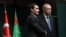 Türkmenistanyň prezidenti Serdar Berdimuhamedow özüniň türkiýeli kärdeşi Rejep Taýyp Erdogan bilen Ankarada gurnalan metbugat ýygnagynda. 26-njy oktýabr