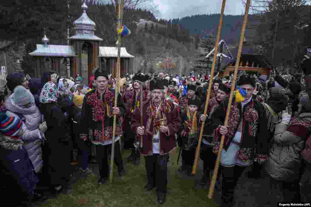 Сельчане поют, подходя к церкви. Считается, что Колядки &mdash; обращение к духам предков &nbsp;