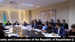 Активисты и члены рабочей группы «по рассмотрению петиции по вопросам утильсбора». Астана, 13 июня 2024 года