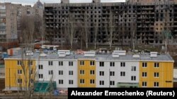 Так виглядає Маріуполь за рік після облоги російських військ: новобудови, якими хвалиться пропаганда – та руїни навколо