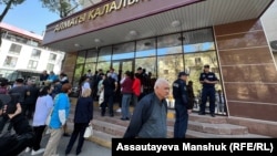 "Әуежайды басып алу" ісі бойынша аппелляциялық сотқа кіре алмай тұрғандар. Алматы, 19 қыркүйек, 2023 жыл