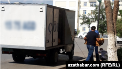 В проверках государственных магазинов принимают участие представители торговли, специалисты ассоциаций потребителей и сотрудники полиции. (Ашхабад, фото из архива) 